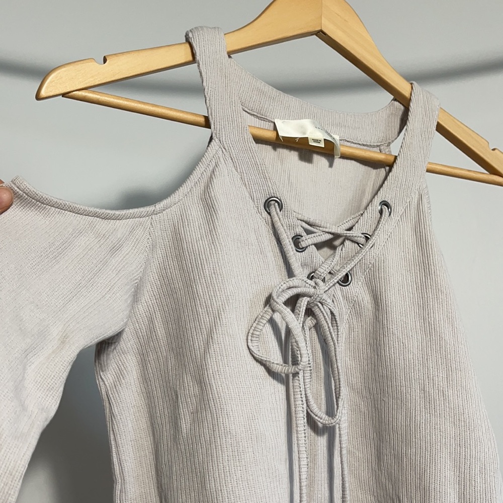 J.O.A. Open/Cold Shoulder Sweater - Picture 3 of 8